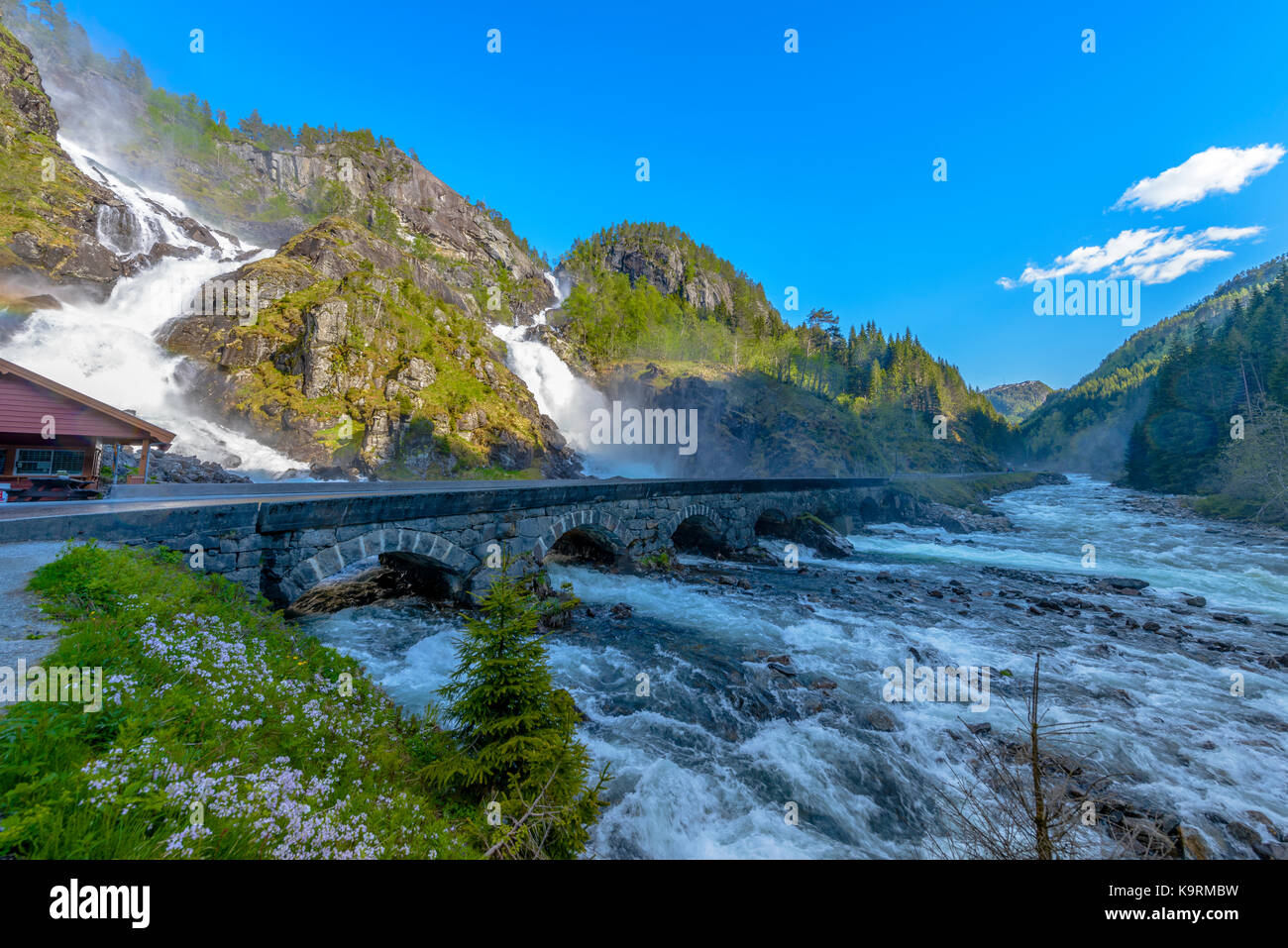 (Latefoss latefossen) - una de las más hermosas cascadas en Noruega, Escandinavia Foto de stock