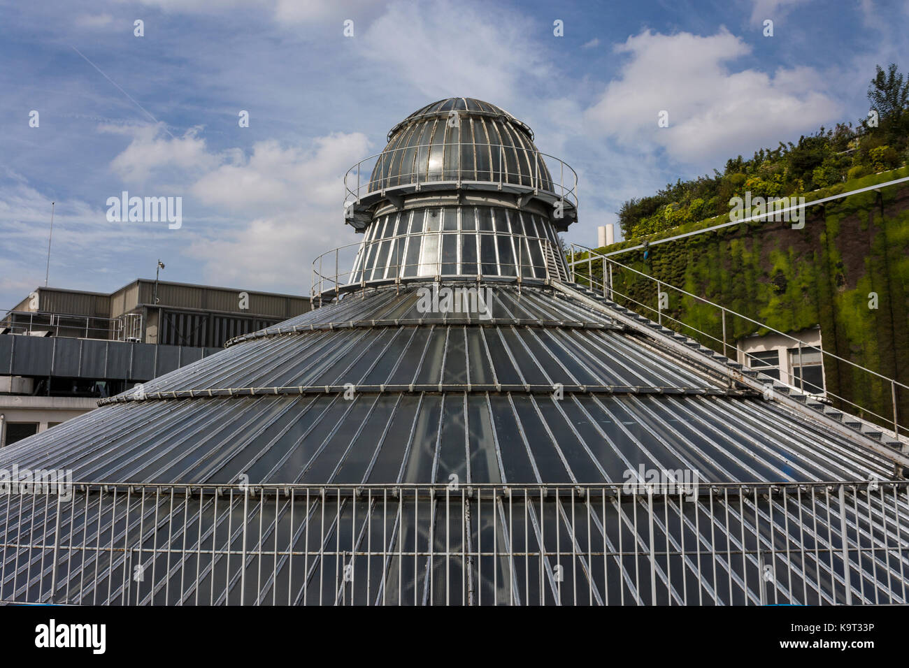 Exterior superior de las Galeries lafayette (grandes almacenes), una cúpula de cristal, París, Francia Foto de stock