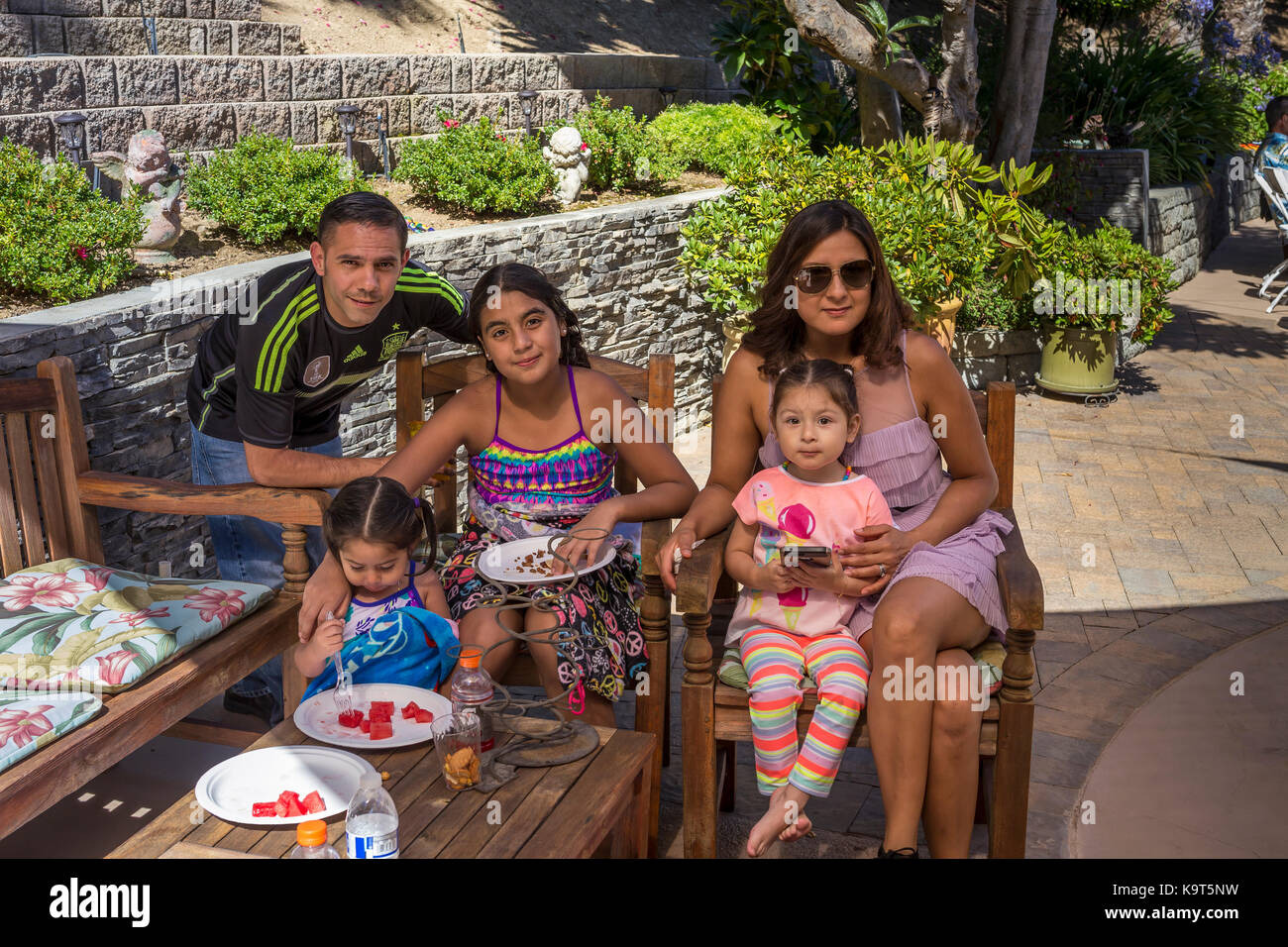 Familia hispana, padre, madre, hijos, hijas, pool party, Castro Valley, del condado de Alameda, California, Estados Unidos, América del Norte Foto de stock