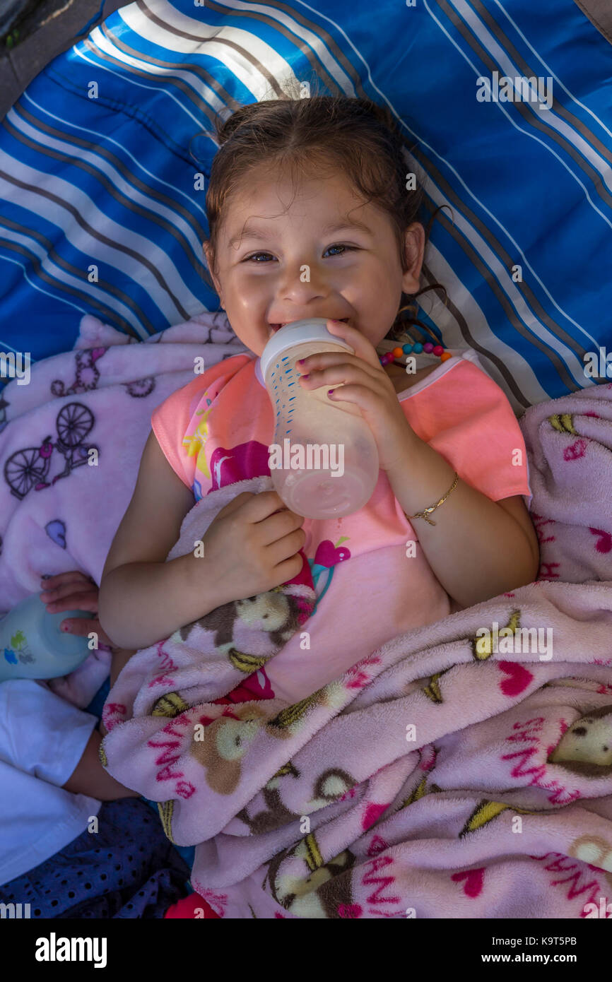1, una chica hispana, niña beber en biberón, Castro Valley, del condado de Alameda, California, Estados Unidos, América del Norte Foto de stock