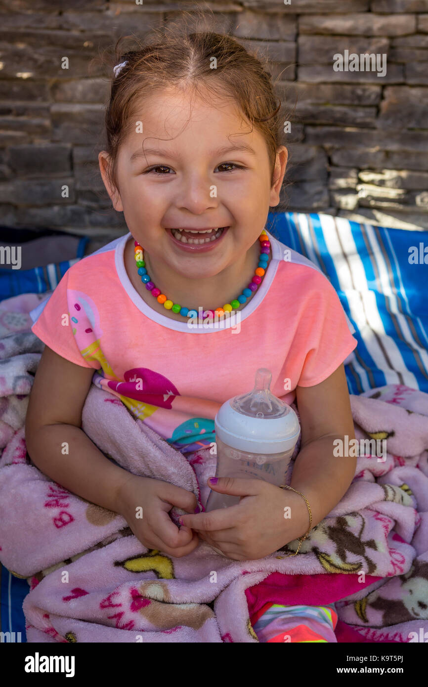 1, una chica hispana, niña beber en biberón, Castro Valley, del condado de Alameda, California, Estados Unidos, América del Norte Foto de stock