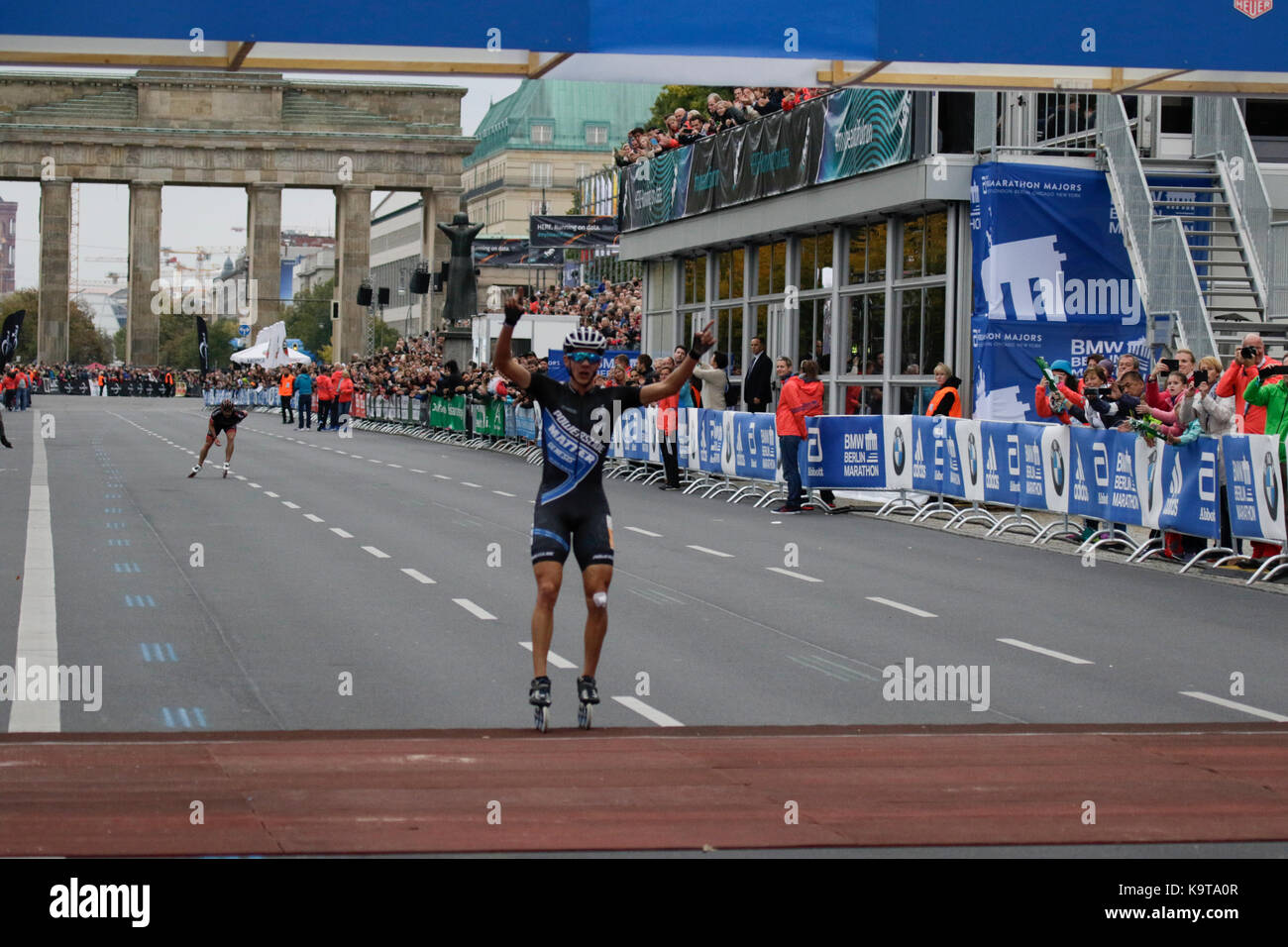 Berlín, Alemania. 23 de septiembre de 2017. El ganador Bart Swing de Bélgica cruza la línea de meta. Más de 5,500 patinadores participaron en la carrera de patinaje en línea BMW Berlin Marathon de 2017, un día antes de la carrera Marathon. Bart Swings de Bélgica ganó la carrera en 58:42 por el quinto año consecutivo. Crédito: Michael Debets/Pacific Press/Alamy Live News Foto de stock