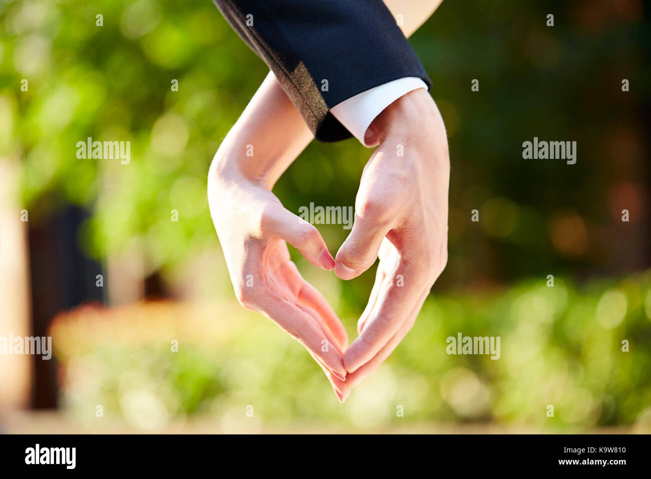 Manos pareja joven amor formando corazón fotografías e imágenes de alta resolución - Alamy Manos pareja joven amor formando corazón fotografías e imágenes de alta resolución - Alamy
