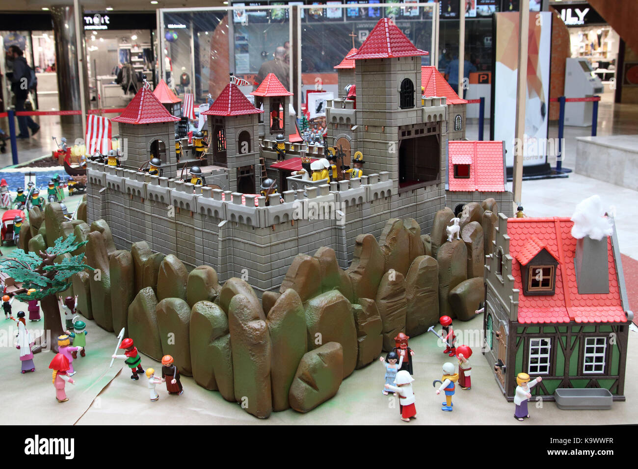 Vigo, España-Septiembre 23, 2017: exposición de Playmobil en un centro  comercial, los vikingos invaden una ciudad medieval europeo Fotografía de  stock - Alamy