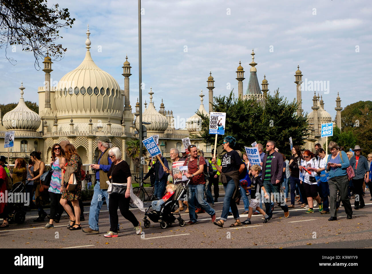 Brighton, Reino Unido. 24 sep, 2017. Los manifestantes en una manifestación pro-nhs constituida principalmente por trabajadores del NHS y organizado por defender el NHS sussex - organizado para coincidir con la conferencia del partido laborista de 2017. Crédito: scott hortop/alamy live news Foto de stock