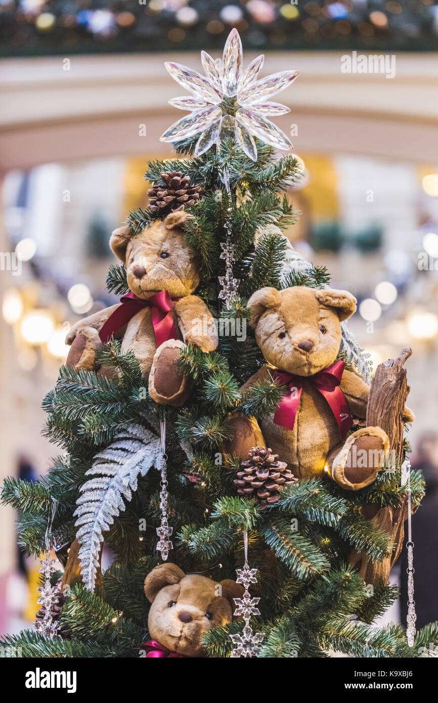 Árbol de navidad decorado con pequeños osos de peluche Fotografía de stock  - Alamy