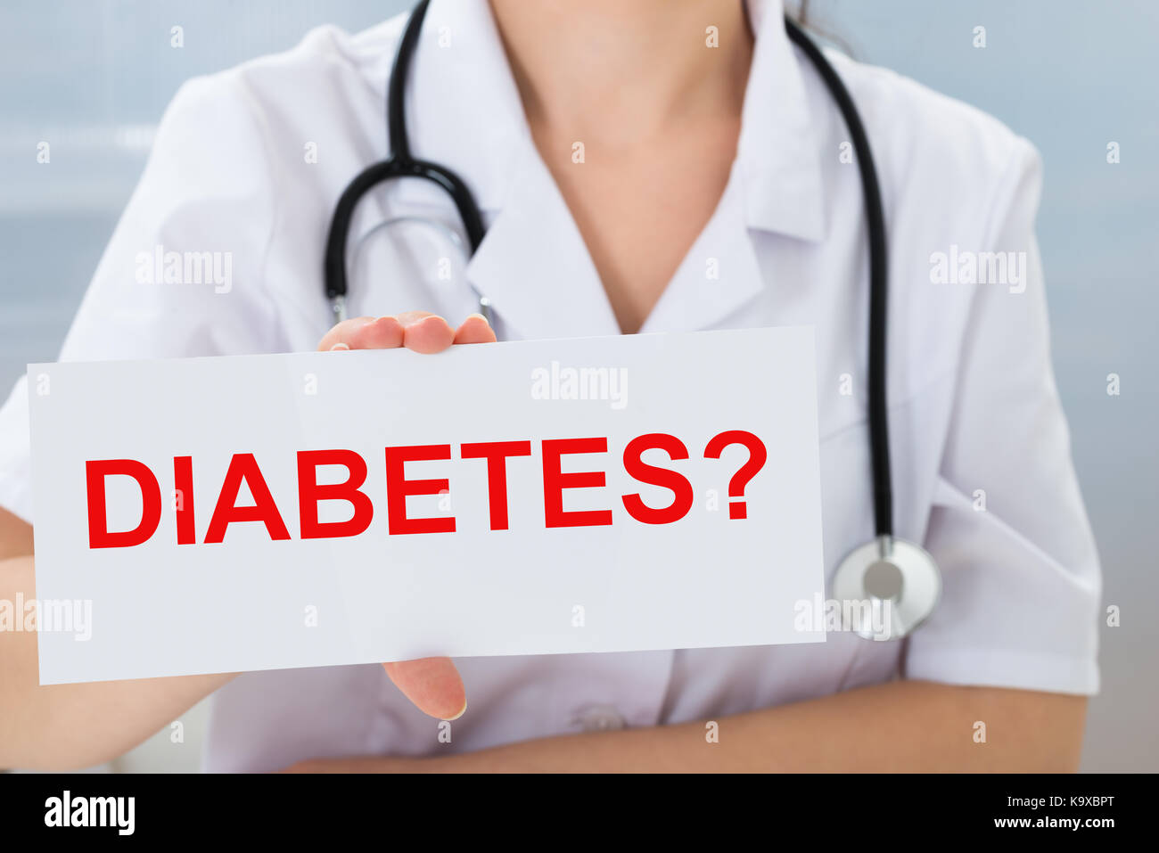 Close-up de doctora celebración cartel con texto diabetes Foto de stock