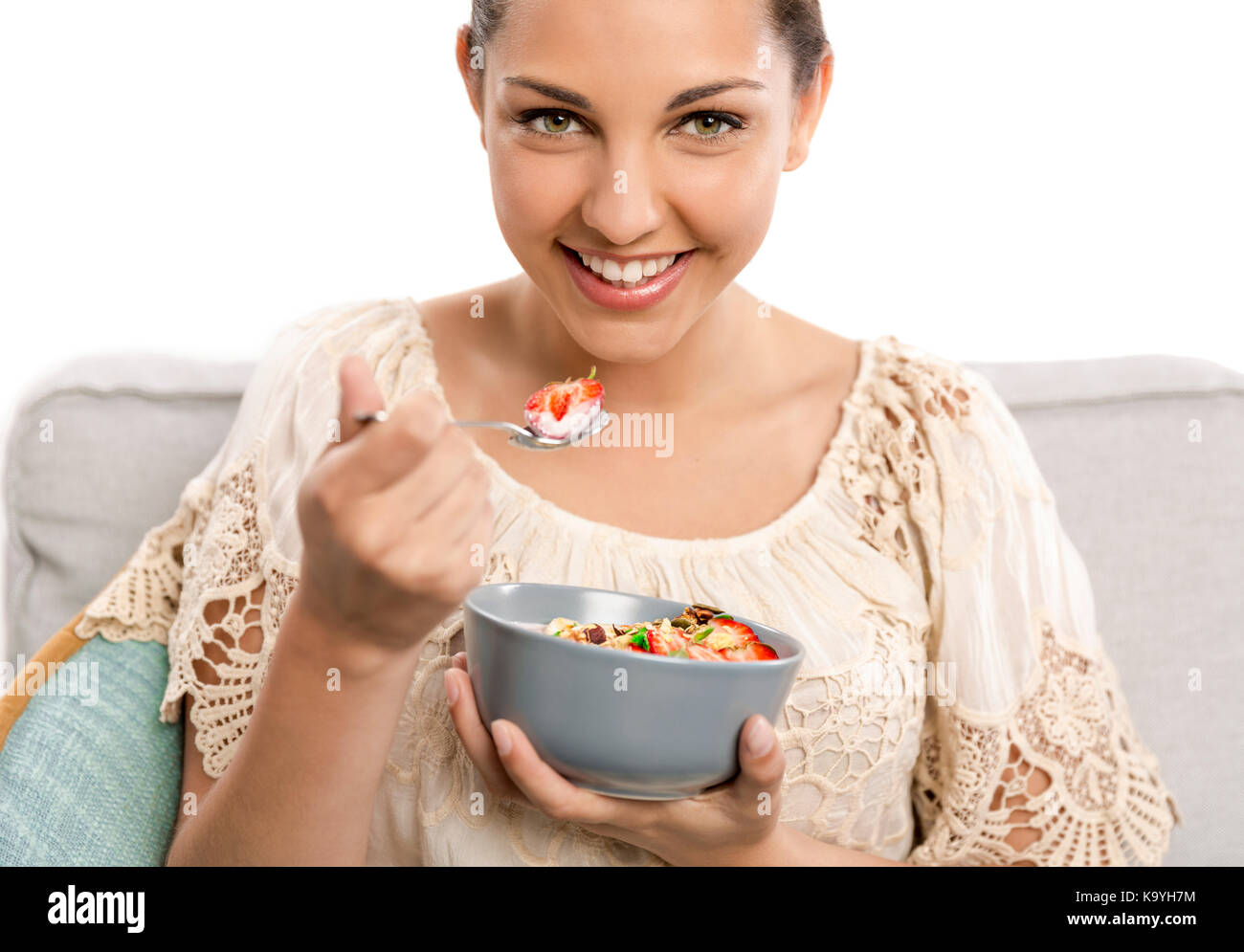 Hermosa mujer feliz en casa comer un plato saludable Foto de stock