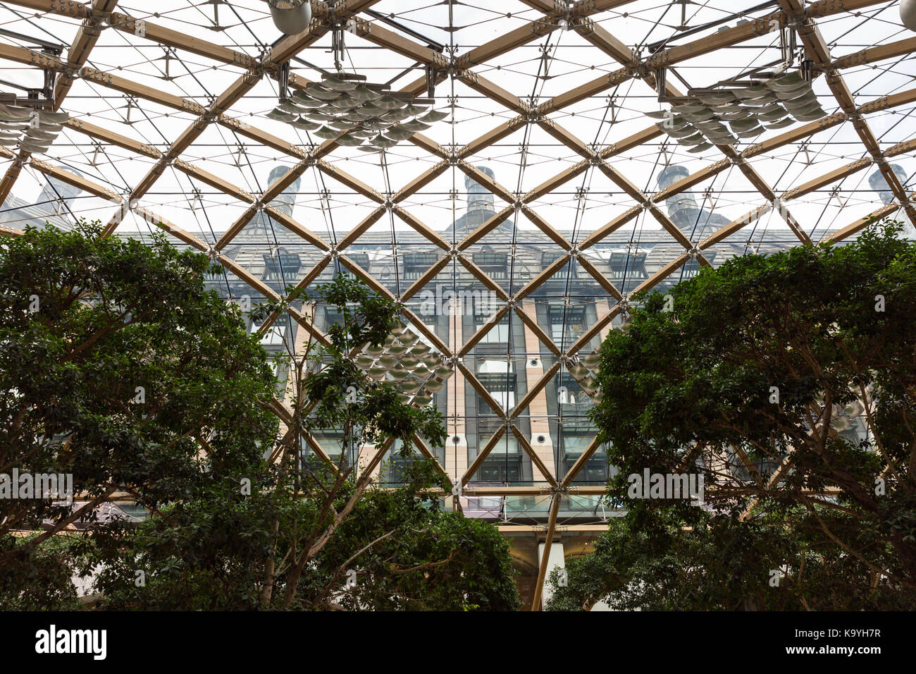 La estructura del techo de cristal y el atrio en Portcullis House, Westminster, Londres, Inglaterra Foto de stock