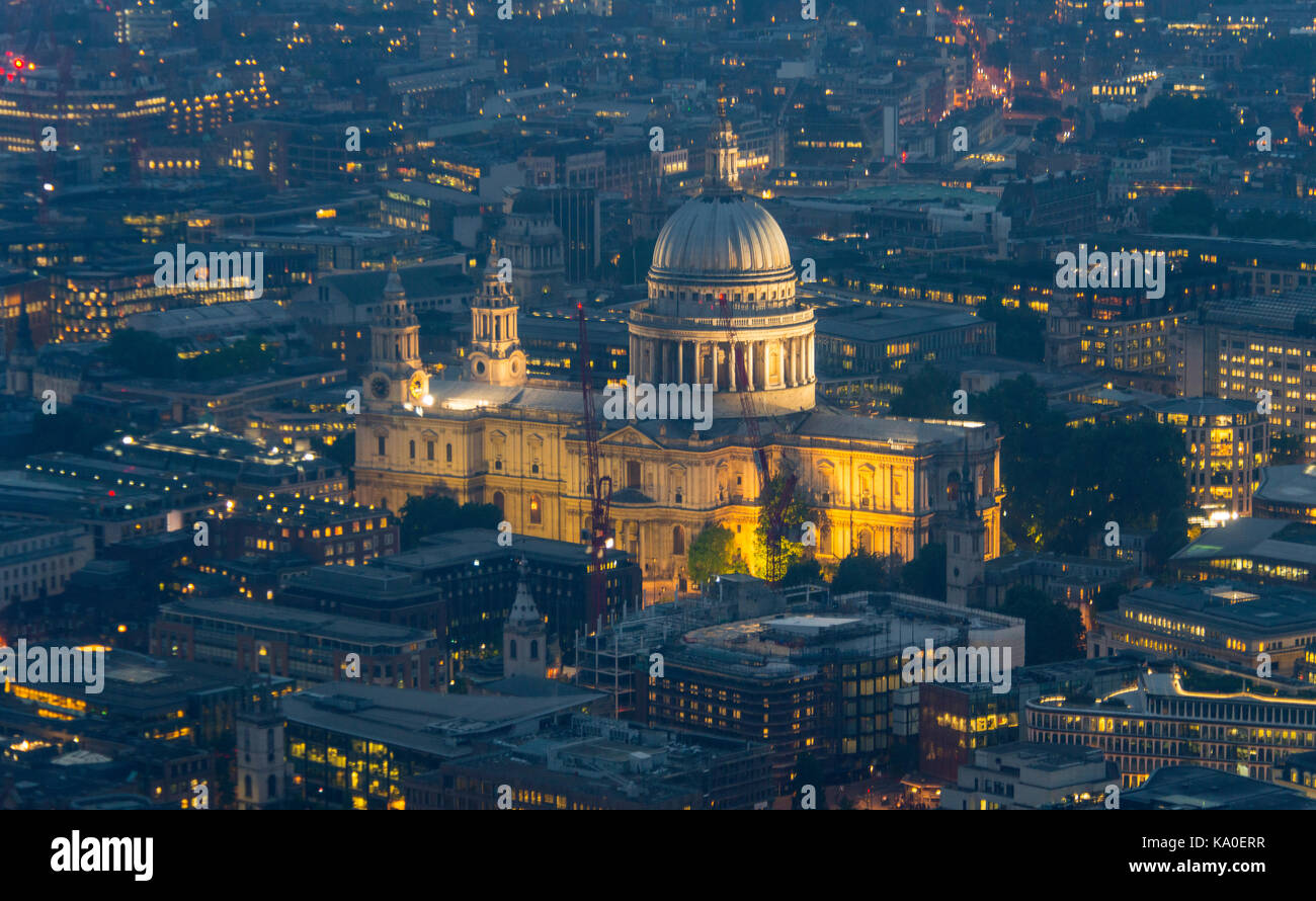 Vista de la Catedral de San Pablo iluminada por la noche, Londres, Inglaterra, Gran Bretaña Foto de stock