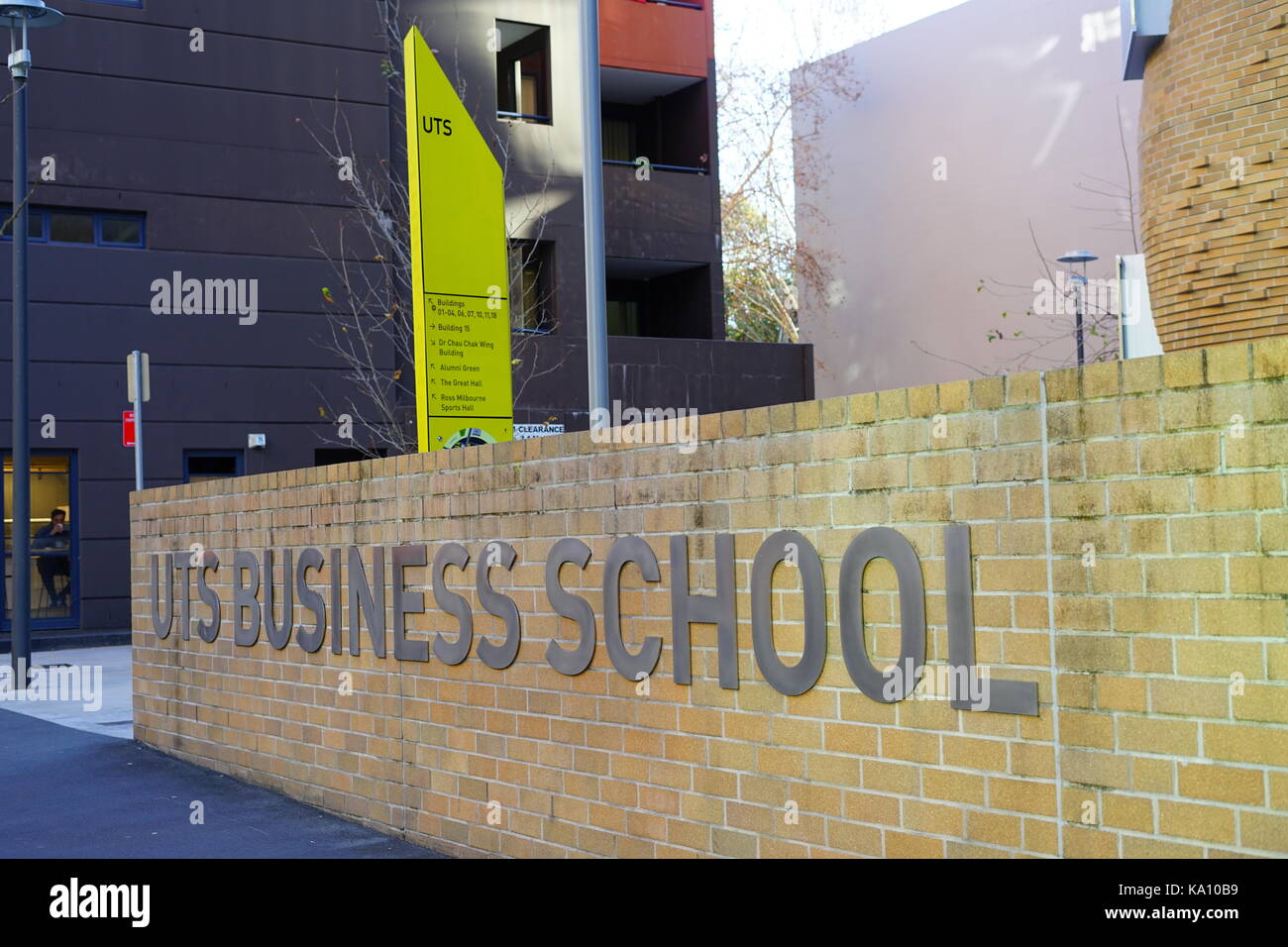 Vista del Dr. chau chak wing edificio en la escuela de negocios de la Universidad de Tecnología de Sydney (UTS). Fue diseñado por el arquitecto Frank Gehry. Foto de stock