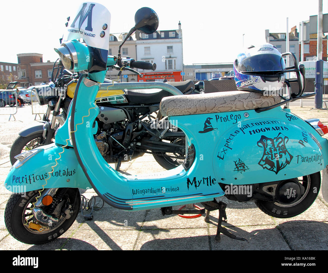 Weymouth, Reino Unido. El 22 de septiembre de 2017 - un 'mod' estilo scooter  a.j.s. obtiene una fantástica de "Harry Potter" tratamiento adhesivo en  Weymouth Fotografía de stock - Alamy