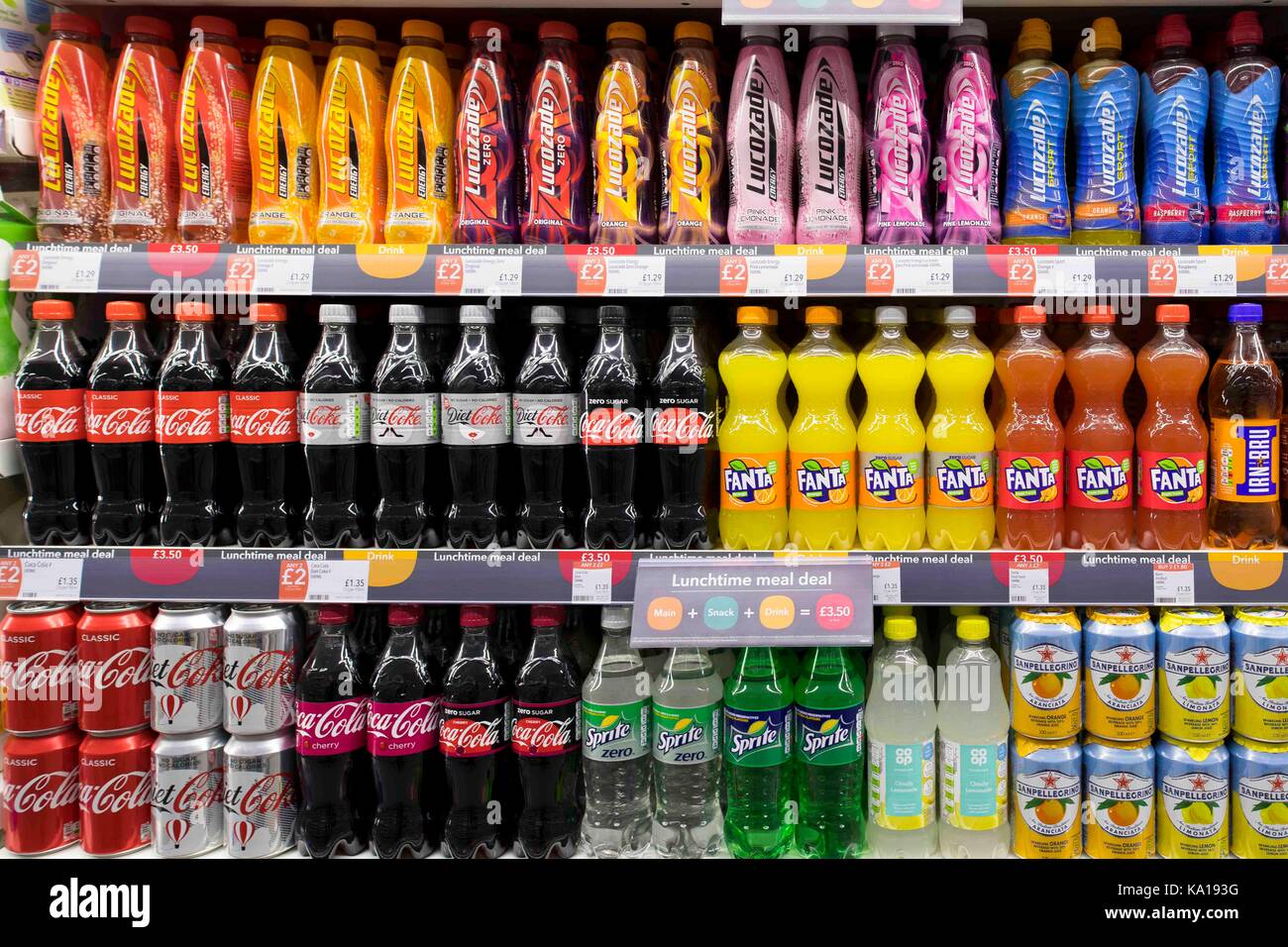 Las bebidas gaseosas en la pantalla en un supermercado Fotografía de stock  - Alamy