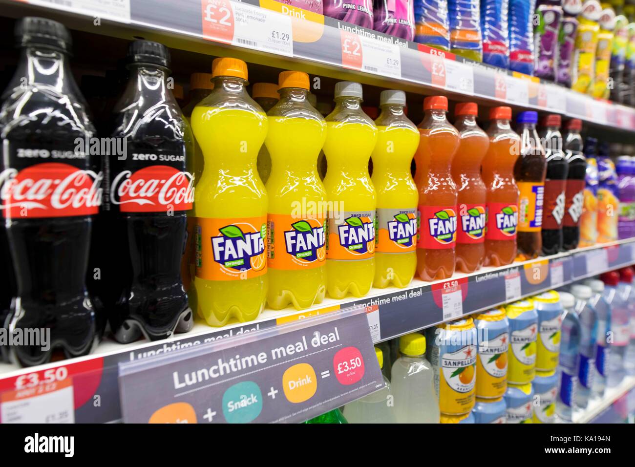 Las bebidas gaseosas en la pantalla en un supermercado. Foto de stock