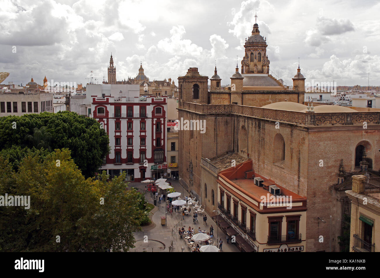 Iglesia de la Anunciación, Sevilla - Vista desde Metropol Parasol Foto de stock