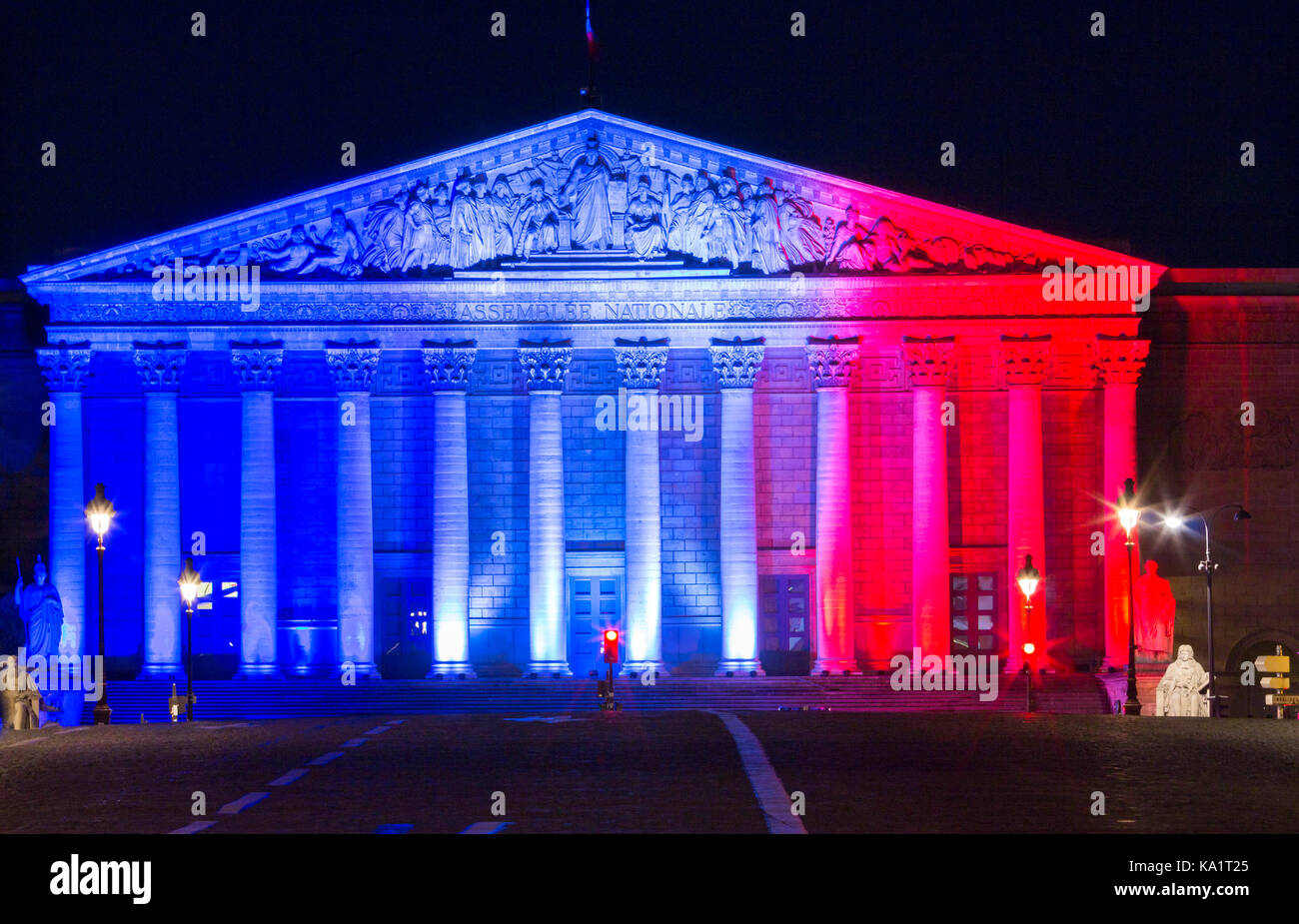 La Asamblea Nacional francesa iluminada con los colores de la bandera