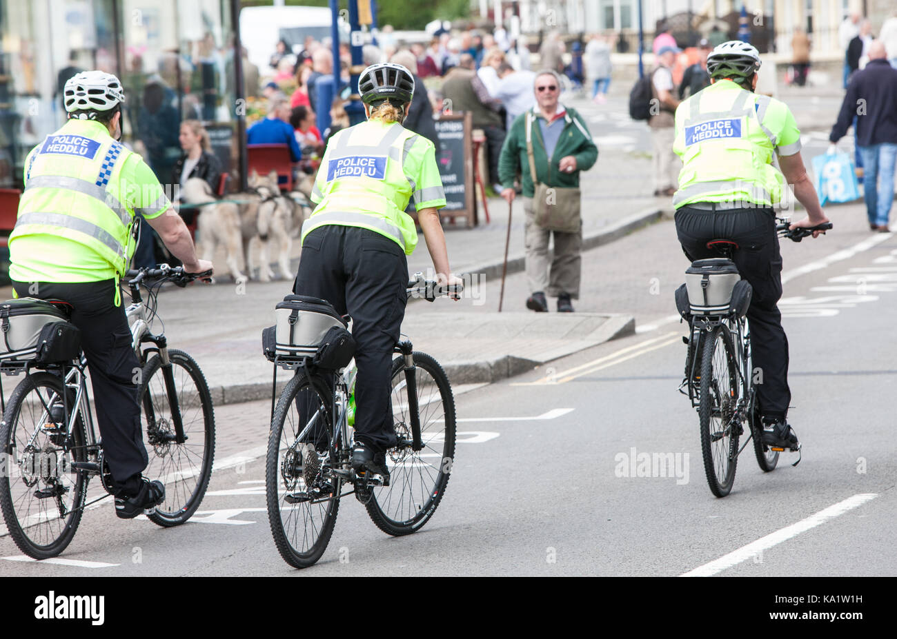 La policía,policía,bicicleta,ciclo,ciclismo,rápido,unidad,caballo,Promenade,en,Elvis,Festival, Festival de Elvis,Porthcawl,Bridgend,county,Sur,Wales,España,Europa,U.K. Foto de stock