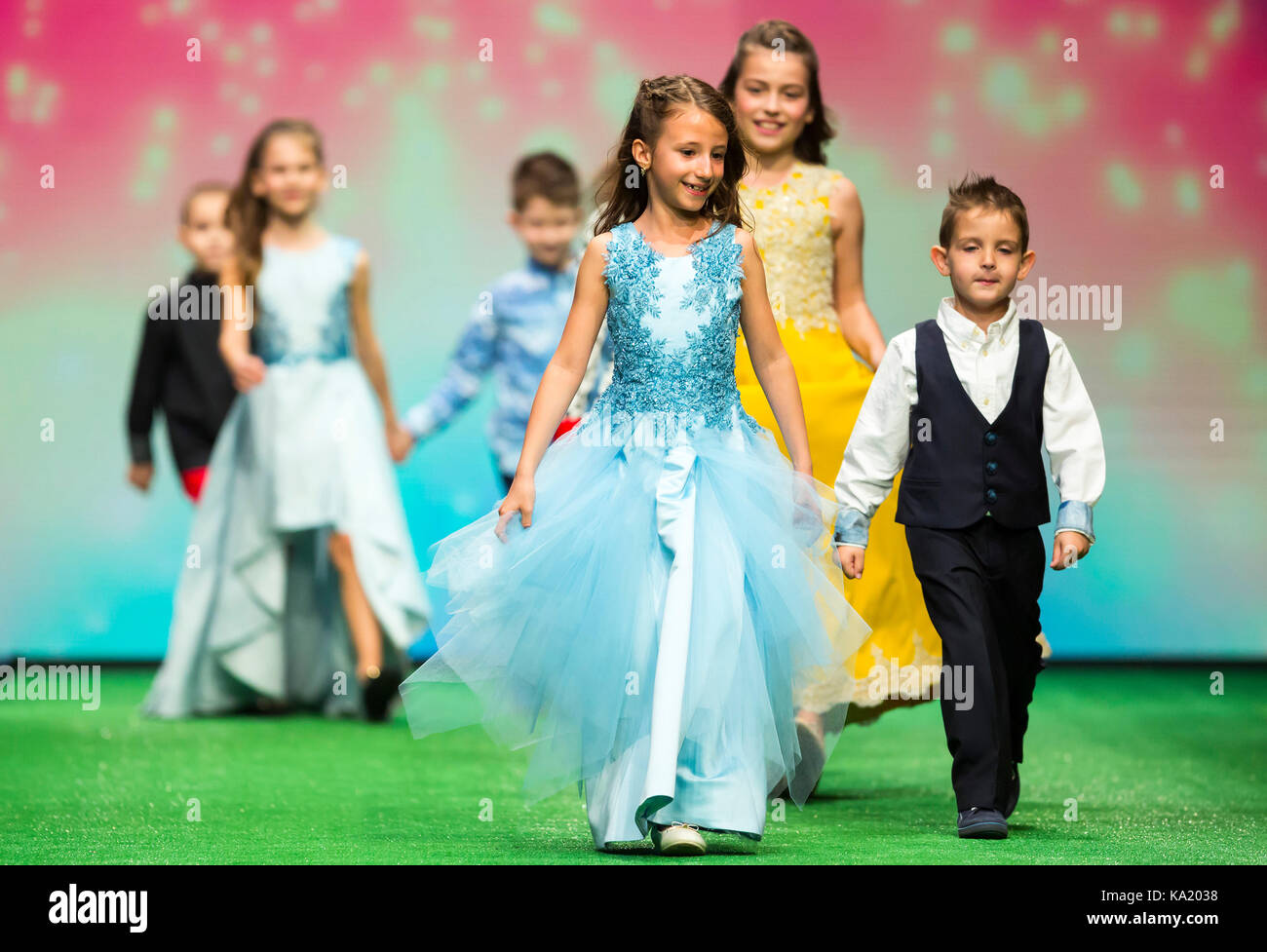 Niñas modelando vestidos sales
