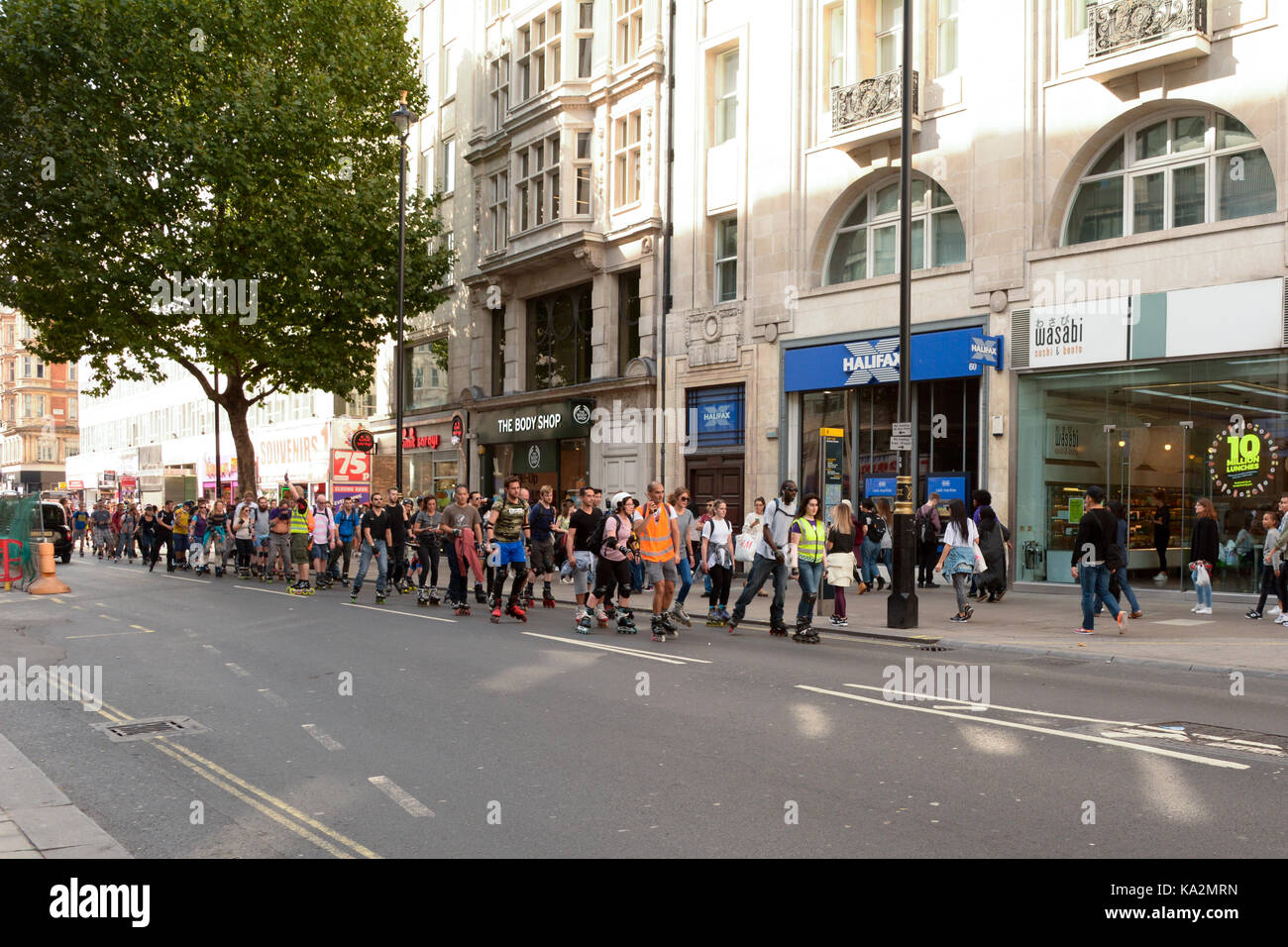 Londres, Inglaterra. 24 de septiembre de 2017: grupo organizado de roller dirigiéndose hacia el este por Oxford Street en la carretera con tráfico tras ellos en Londres, Inglaterra. Martin Parker/Alamy Live News Foto de stock