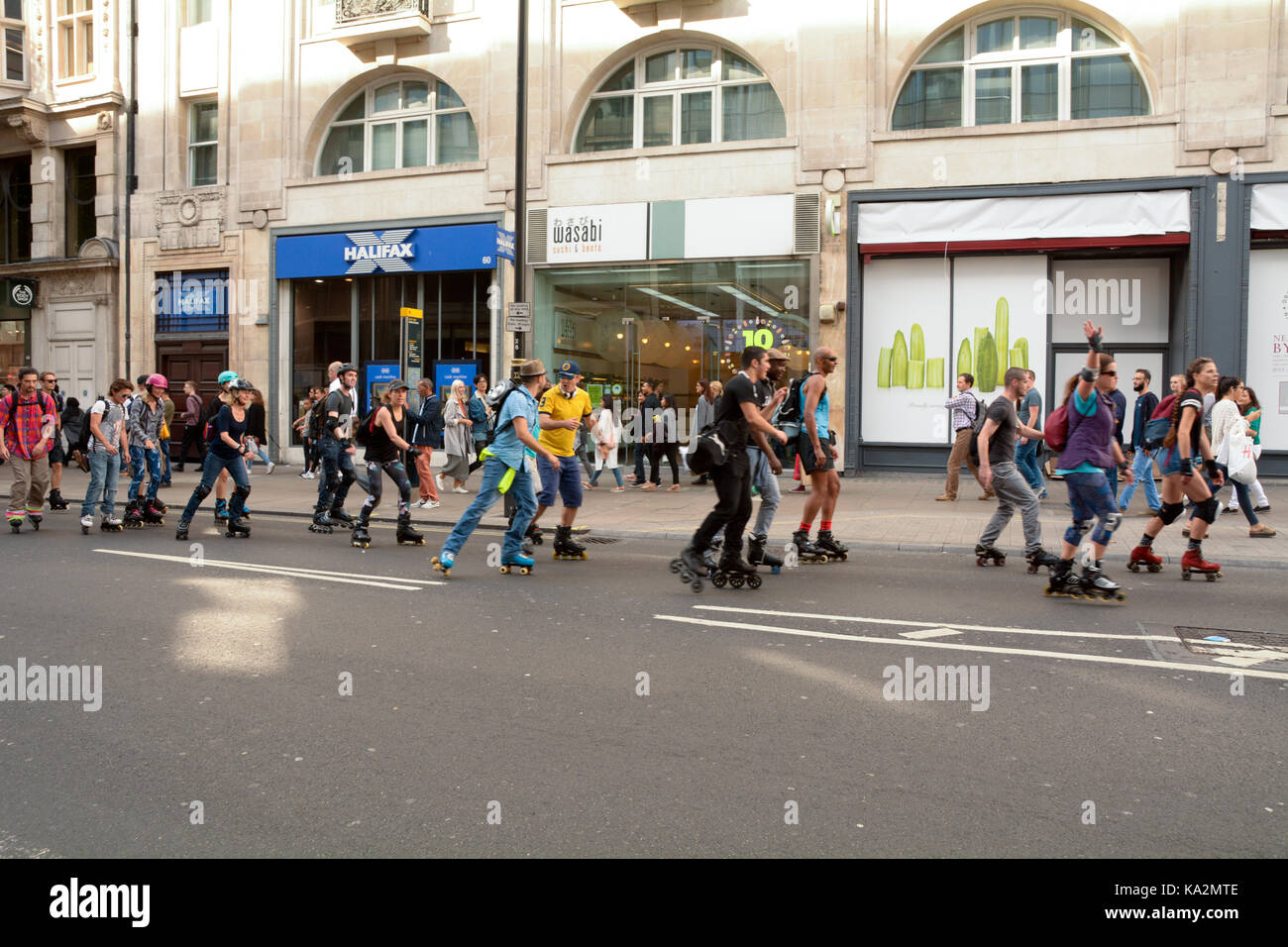 Londres, Inglaterra. 24 de septiembre de 2017: grupo organizado de roller dirigiéndose hacia el este por Oxford Street en la carretera con tráfico tras ellos en Londres, Inglaterra. Martin Parker/Alamy Live News Foto de stock