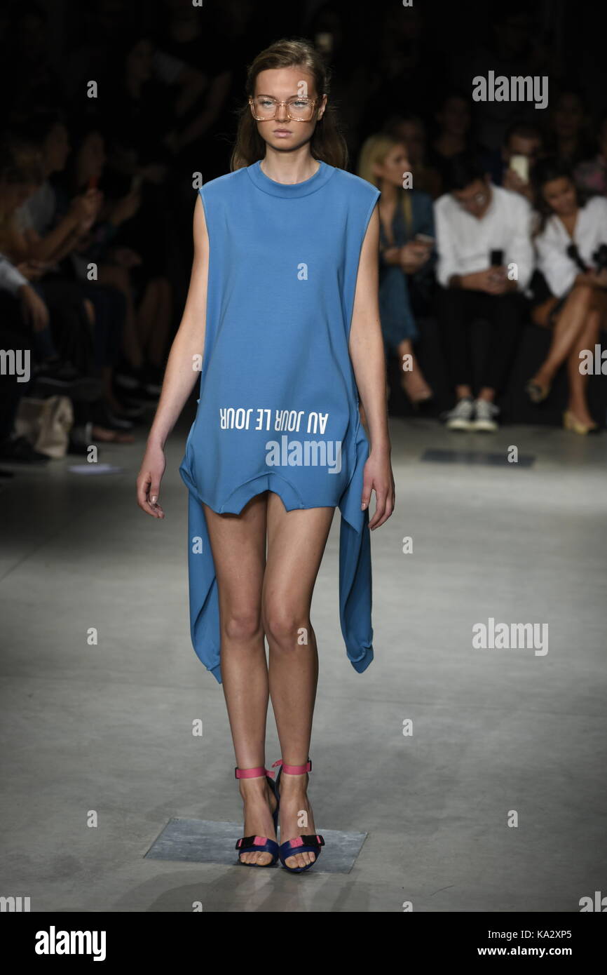 La Semana de la moda de Milán mujer primavera verano 2018. milano moda mujer  primavera verano2018. au jour le jour Fashion show Fotografía de stock -  Alamy