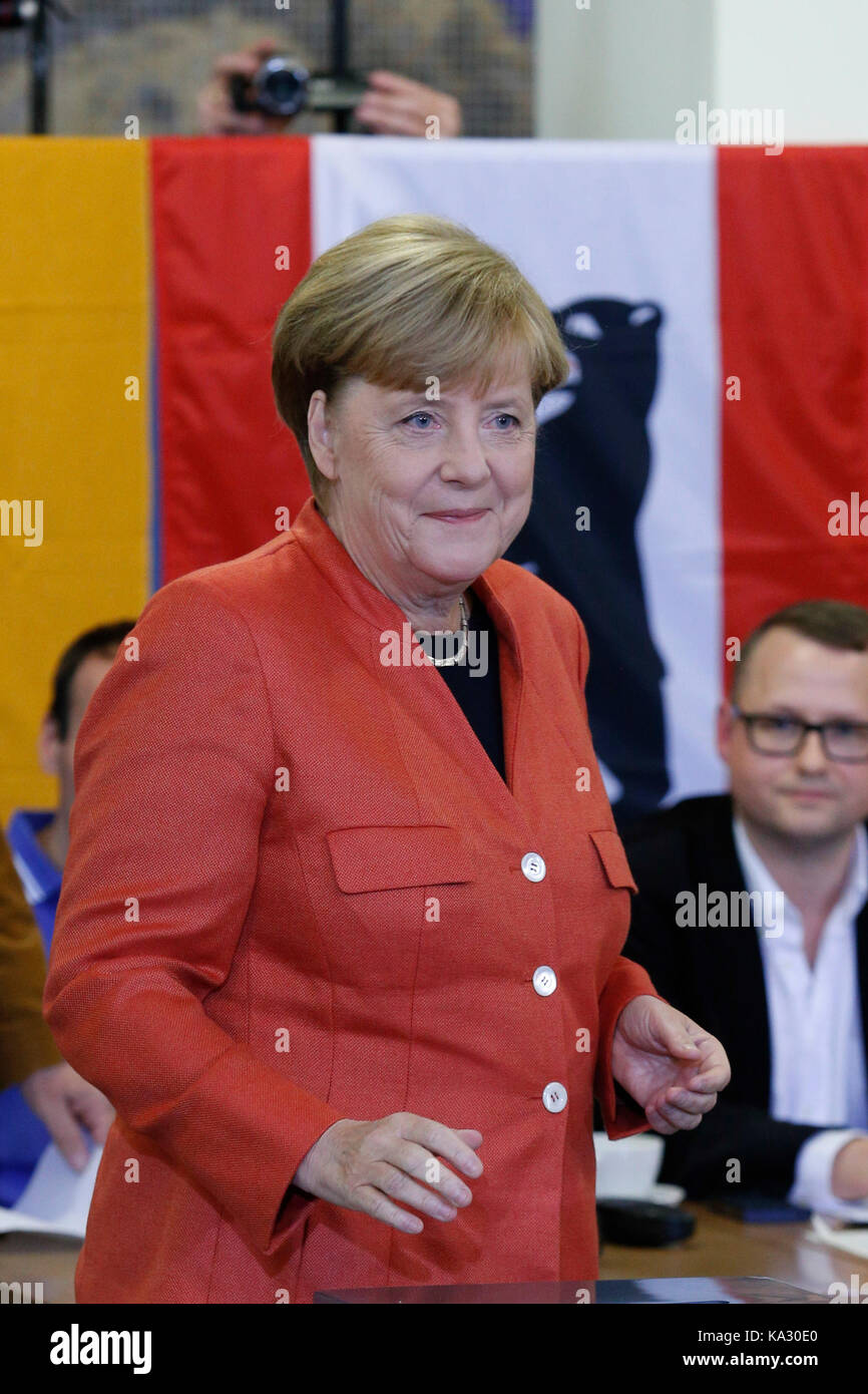 Berlín, Alemania. El 24 de septiembre, 2017. La Canciller Angela Merkel coloca una votación en elecciones generales para el Parlamento alemán (Bundestag) el 24 de septiembre de 2014. Ella asistió con su marido. Angela Merkel espera ganar las elecciones y servir otro término como canciller del país más poderoso de la Unión Europea. Crédito: Dominika Zarzycka/Alamy Live News Foto de stock