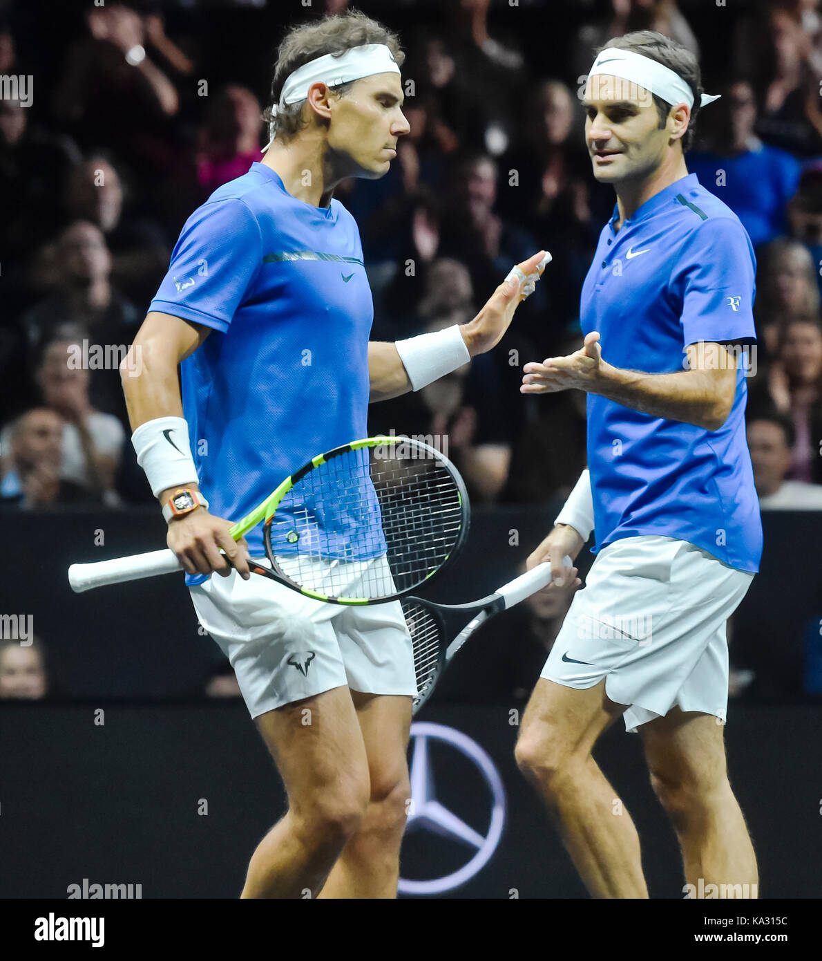 Praga, República Checa. 23 sep, 2017. r-l el tenista suizo Roger Federer y el español Rafael Nadal en acción durante la primera edición del torneo de tenis copa lavamanos en Praga, República Checa, el 24 de septiembre de 2017. Crédito: vit simanek/ctk foto/alamy live news Foto de stock
