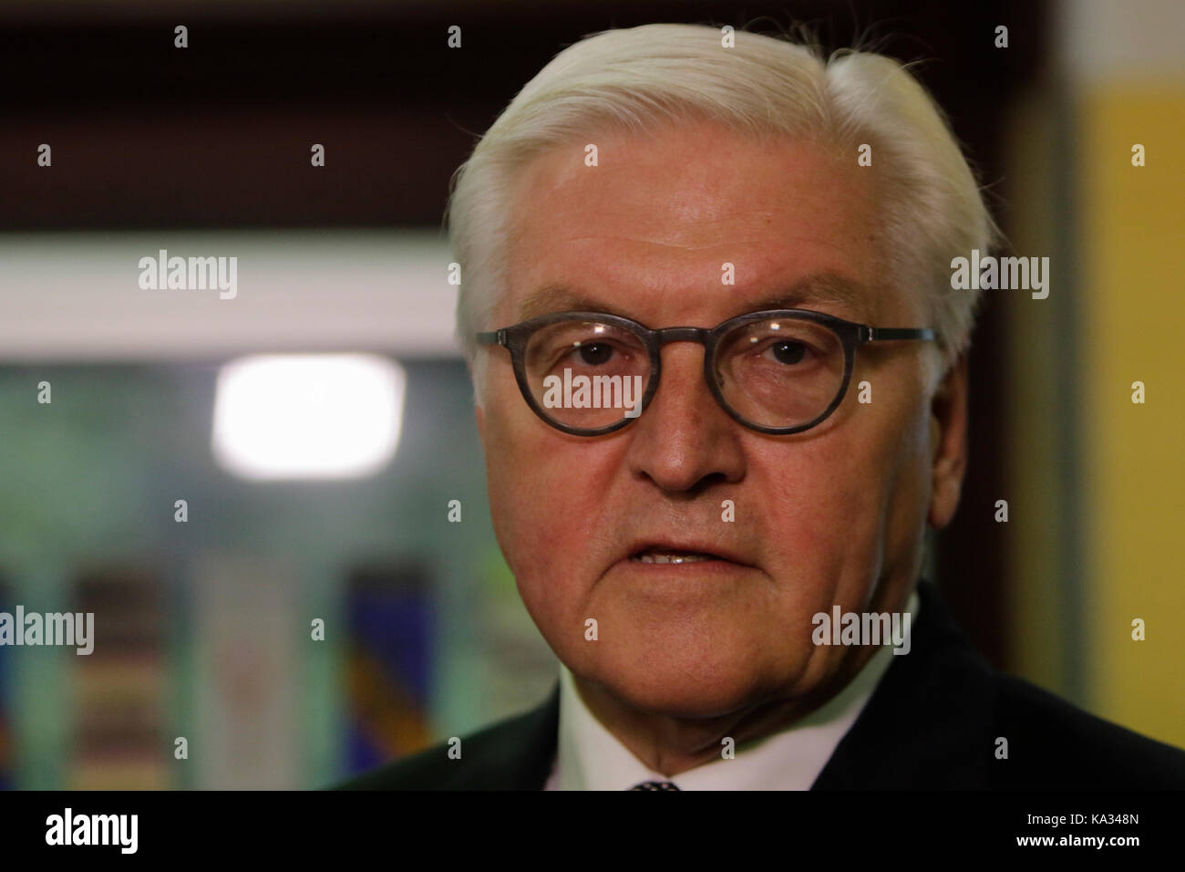 Berlín, Alemania. 24 de septiembre de 2017. Primer plano de Frank-Walter Steinmeier. El presidente alemán Frank-Walter Steinmeier y su esposa Elke Büdenbender emitieron sus votos para las elecciones generales alemanas en el Nord-Grundschule en Berlín Zehlendorf. Crédito: Michael Debets/Pacific Press/Alamy Live News Foto de stock