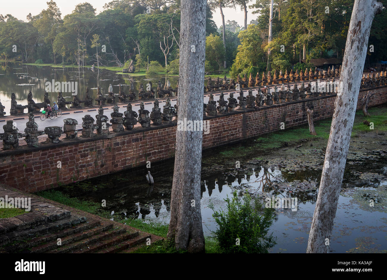 Ciclismo, puente y foso de la Puerta del Sur, en Angkor Thom, Siem Reap, Camboya Foto de stock