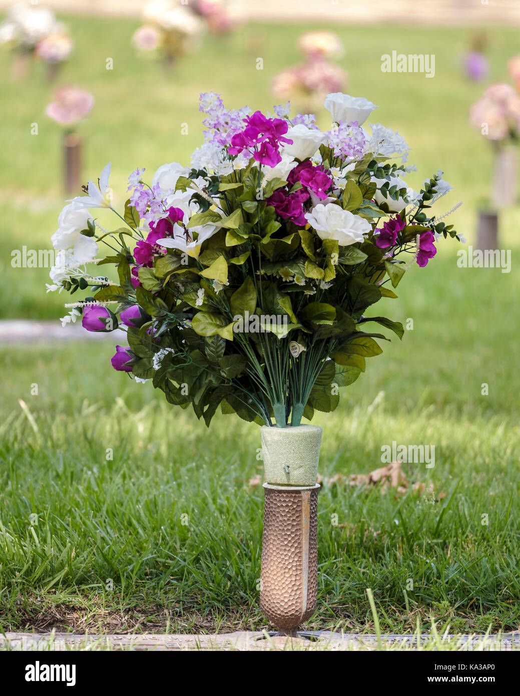 Sepultura decoraciones florales honrar a los muertos el día de los caídos en un cementerio en Wichita, Kansas, Estados Unidos. Primer plano de un arreglo. Foto de stock