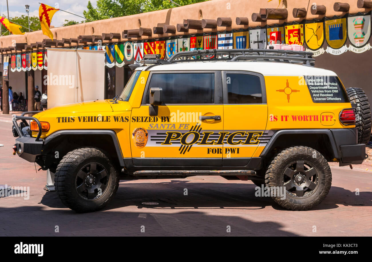 Vehículo de la policía de Santa Fe incautados a un conductor borracho en frente del Palacio de los Gobernadores en Santa Fe, Nuevo México, EE.UU.. Foto de stock