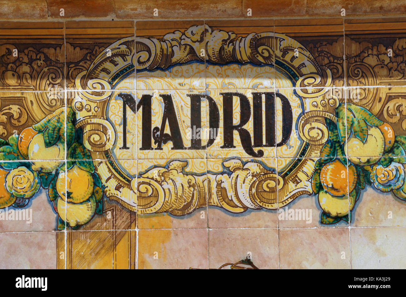 Detalle de mosaico en Plaza de España (Plaza de España) en Sevilla (España), España con el nombre de capital española - Madrid Foto de stock