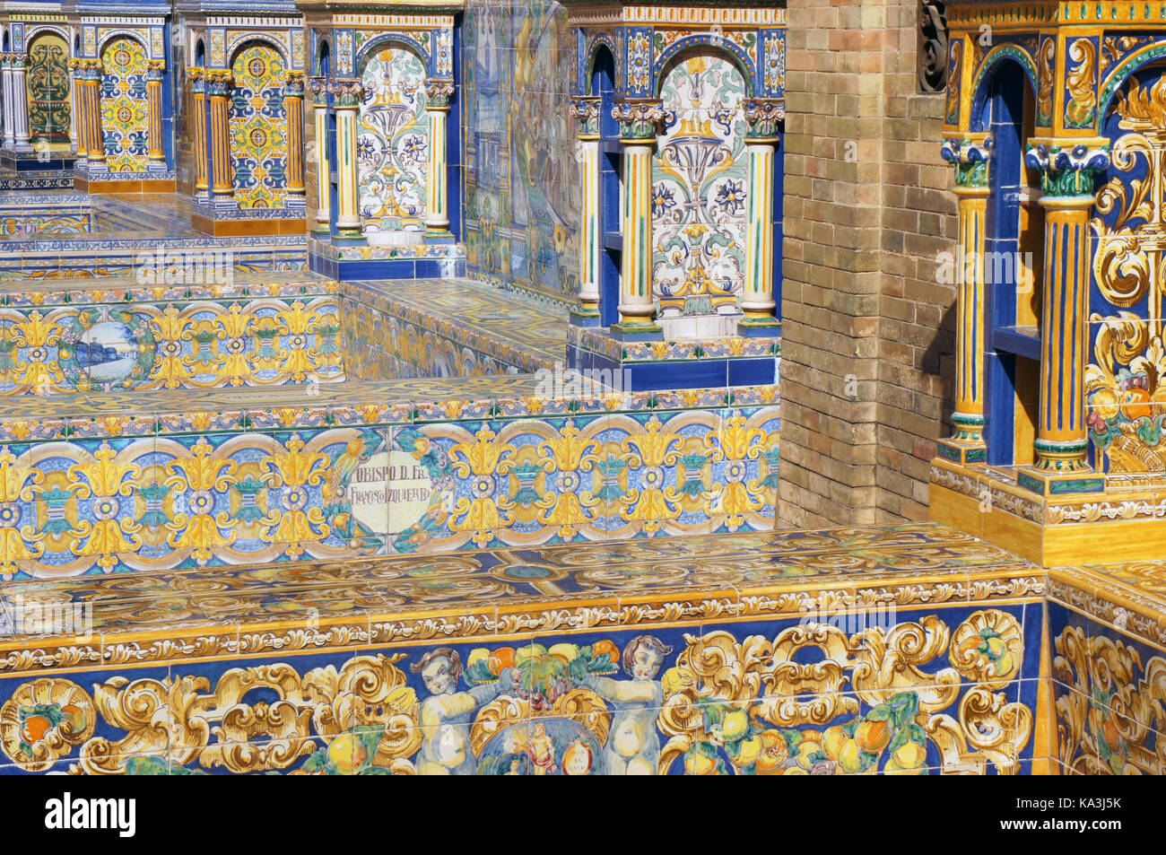 Detalle de mosaico en Plaza de España (Plaza de España) en Sevilla (Sevilla), azulejos azules y amarillos Foto de stock