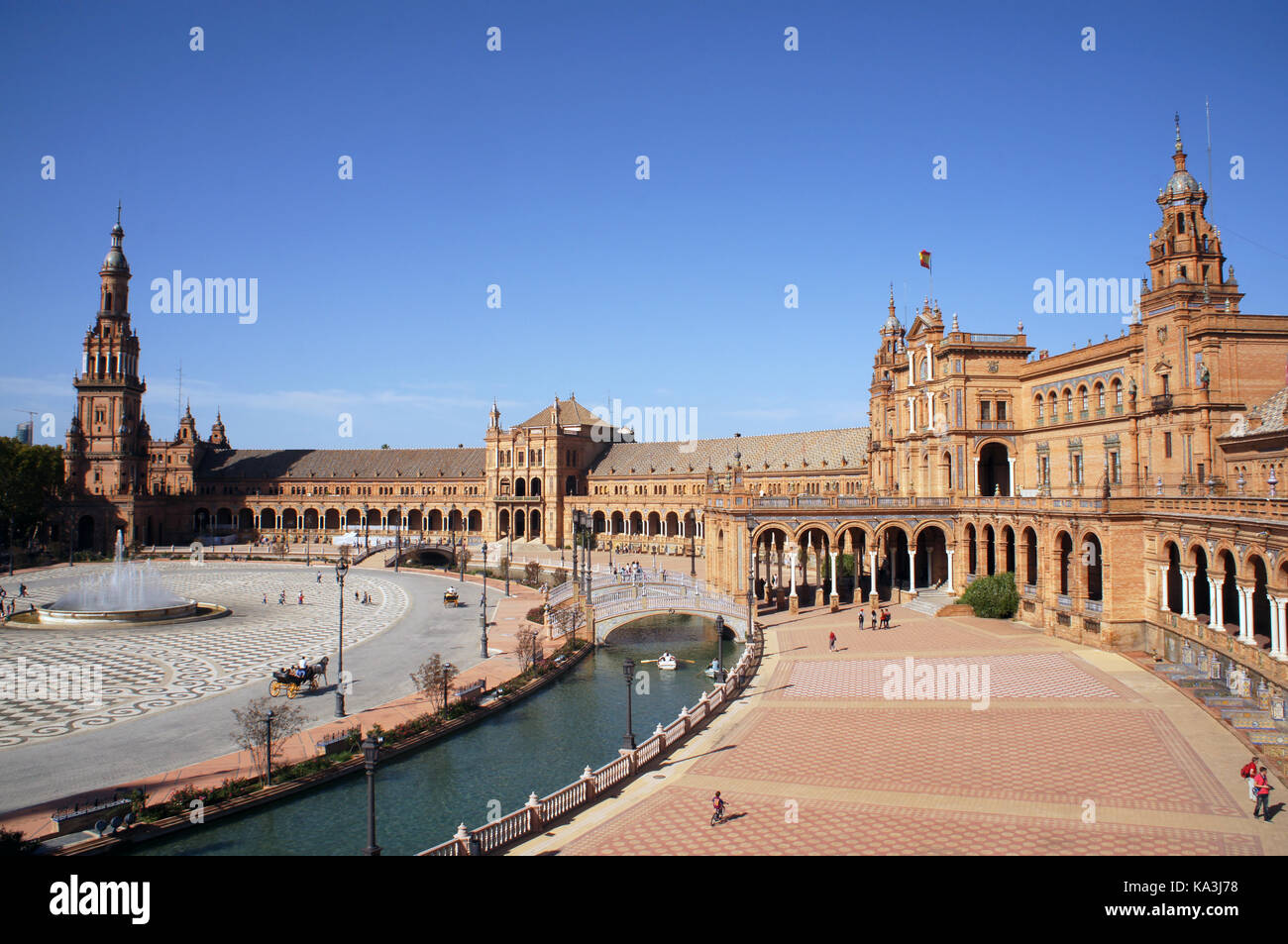 Plaza de España en Sevilla (España), España con puentes sobre el canal, torres y entrada principal al edificio. Ejemplo de morisco y Renacimiento Foto de stock
