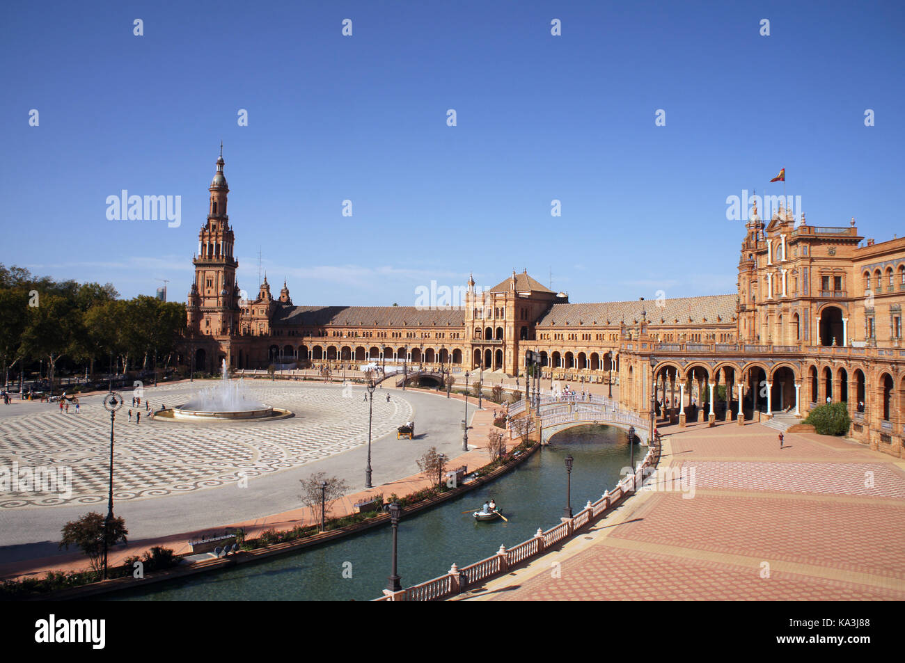 Plaza de España en Sevilla (España), España con puentes sobre el canal, torres y entrada principal al edificio. Ejemplo de morisco y Renacimiento re Foto de stock