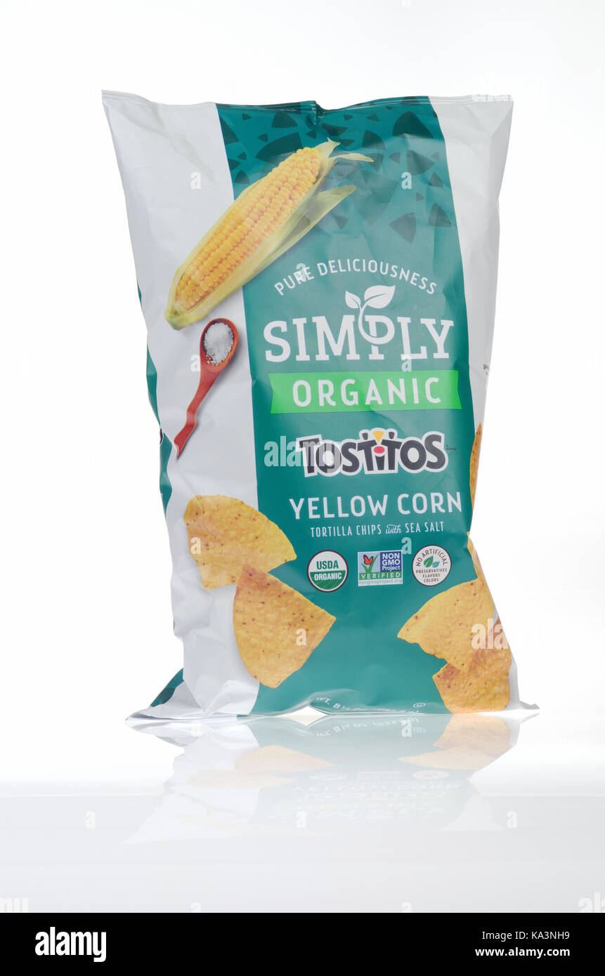 Bolsa de Tostitos orgánicos simplemente tortillas de maíz amarillo sobre fondo blanco EE.UU. Foto de stock