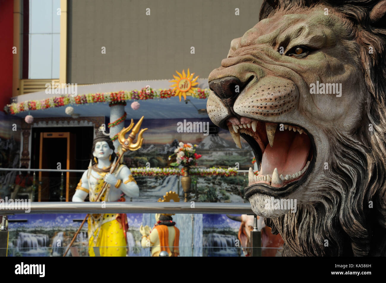 Estatua de león maa vishwambhari dham templo Gujarat, India, Asia Foto de stock