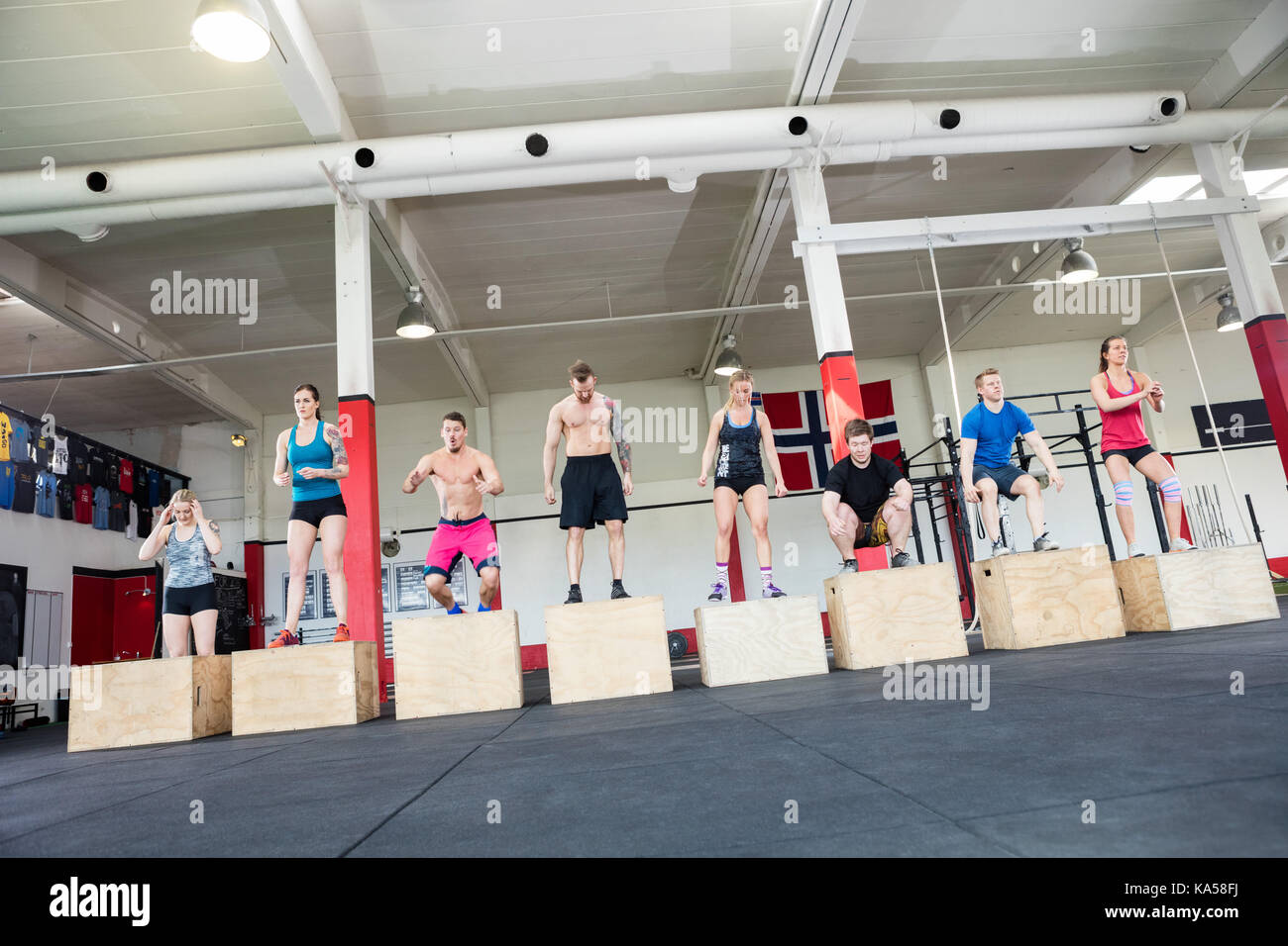 Los atletas practican saltos de cuadro en el gimnasio Foto de stock
