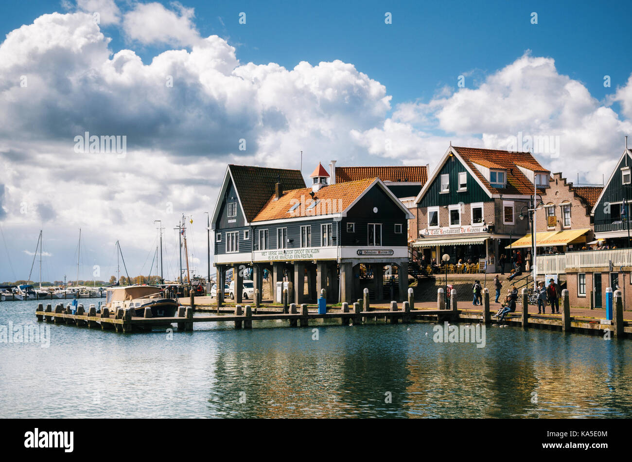 Volendam, Holanda - 26 April, 2017: típicos tradicionales casas sobre pilotes en la costa de un pueblo pesquero holandés Volendam, Holanda. Foto de stock