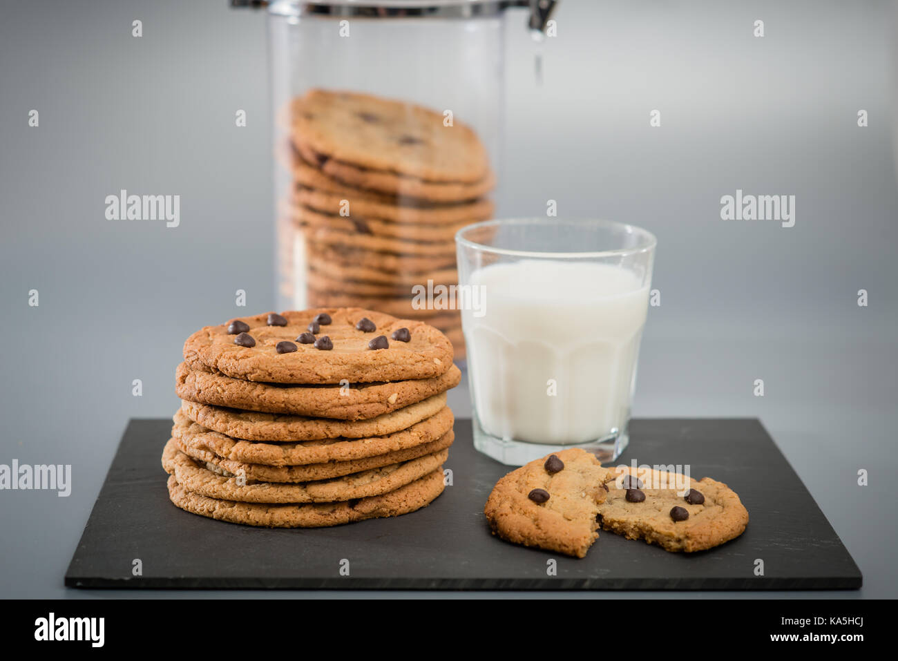 Las galletas con trocitos de chocolate y un vaso de leche bodegón  Fotografía de stock - Alamy