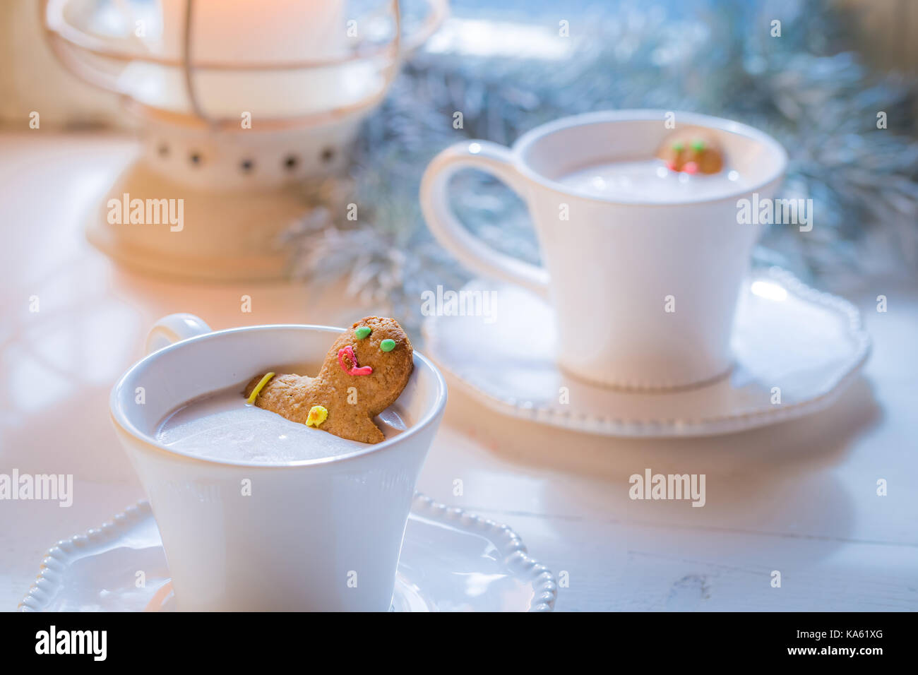 Dos caseros gingerbread man en chocolate caliente para la Navidad Foto de stock