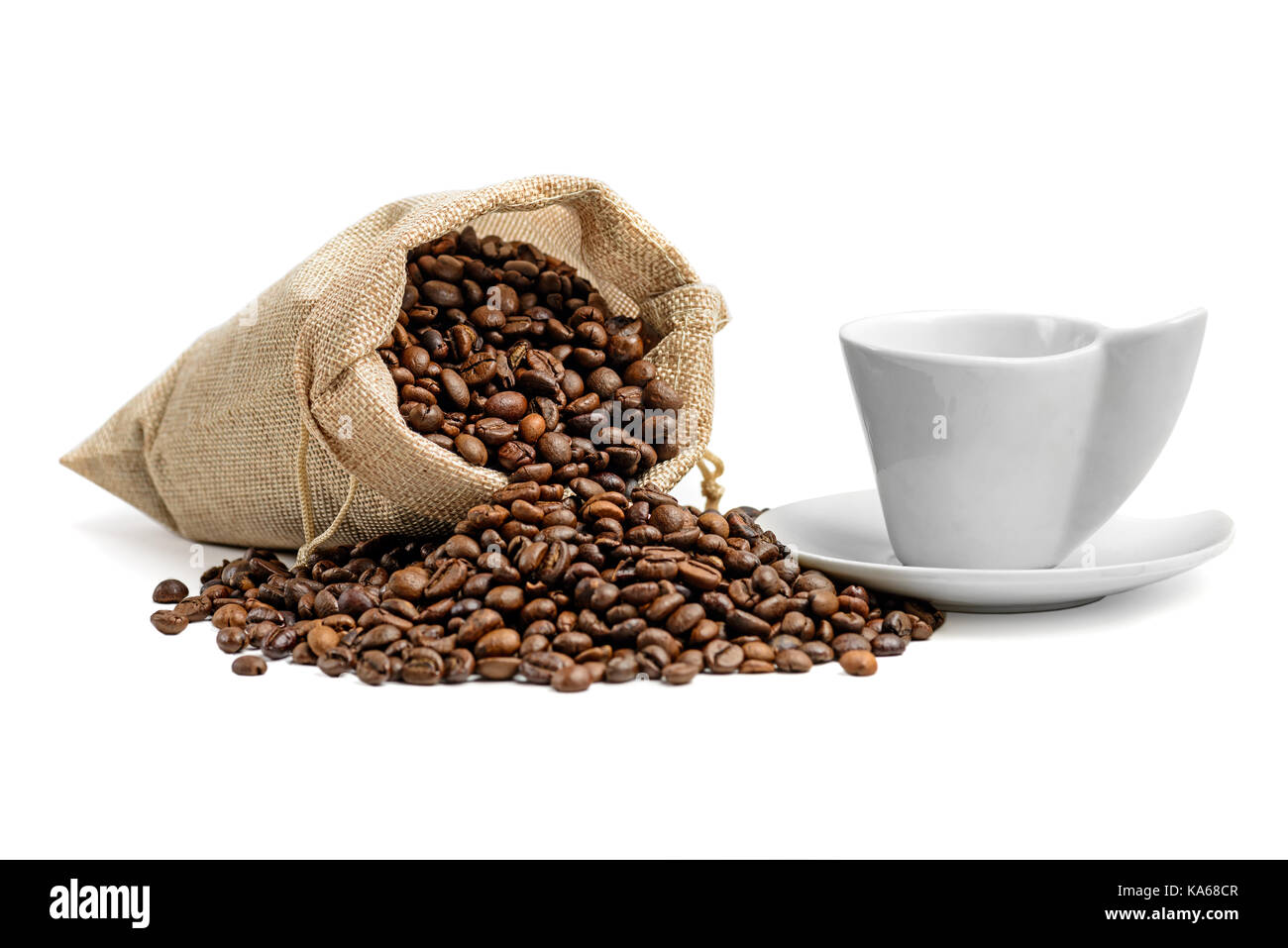 Los granos de café en saco de yute y taza expreso aislado sobre fondo  blanco Fotografía de stock - Alamy