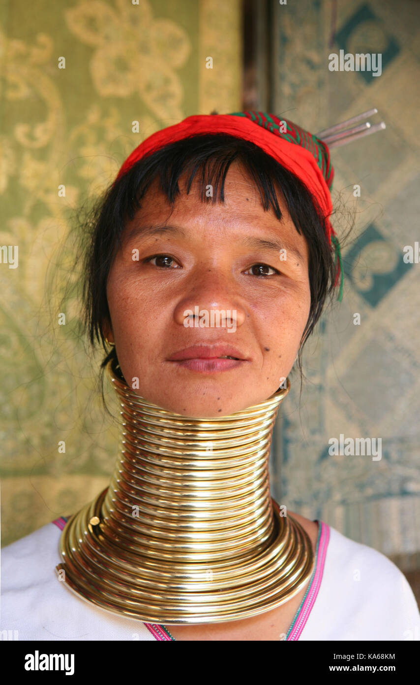 Closeup retrato de mujer pagana de la tribu Karen (Padaung) cuello largo  con anillos en el cuello en Tailandia Fotografía de stock - Alamy