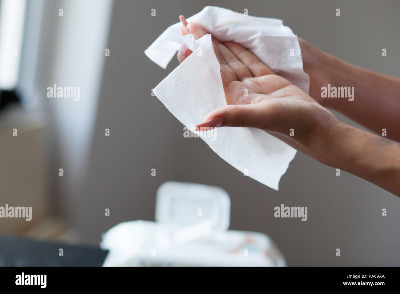 Wc toallitas húmedas abiertas Fotografía de stock - Alamy
