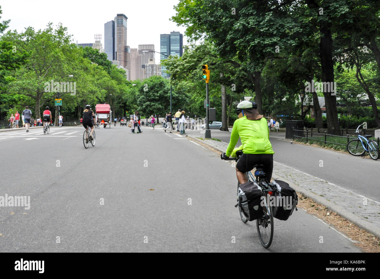 Los ciclistas y senderistas disfrutando del Parque Central de la ciudad de Nueva York en una tarde de domingo. Foto de stock