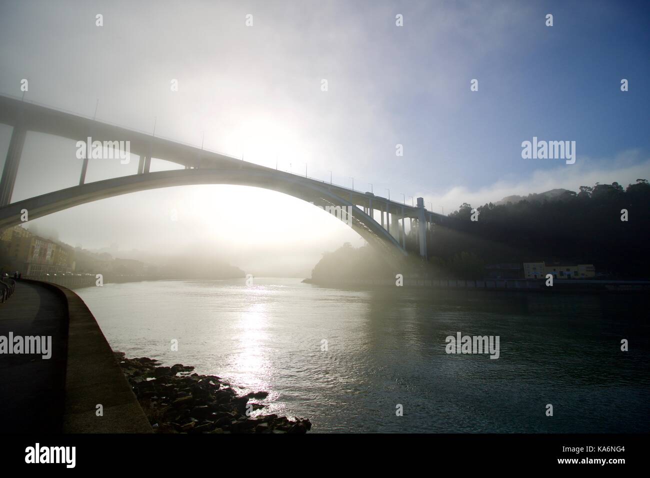 Ponte da Arrábida de Edgar Cardoso entre o Porto e Vila Nova de Gaia Foto de stock