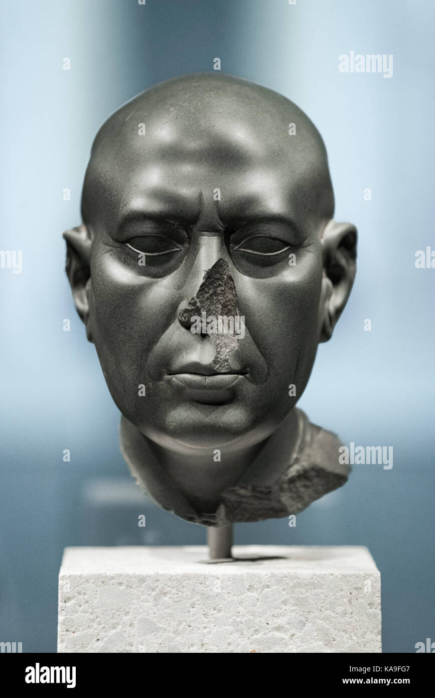 Berlín. Alemania. El Berliner 'Cabeza verde', (Grüner Kopf) escultura del antiguo Egipto cree que es el retrato de un sacerdote. Neues Museum. Foto de stock