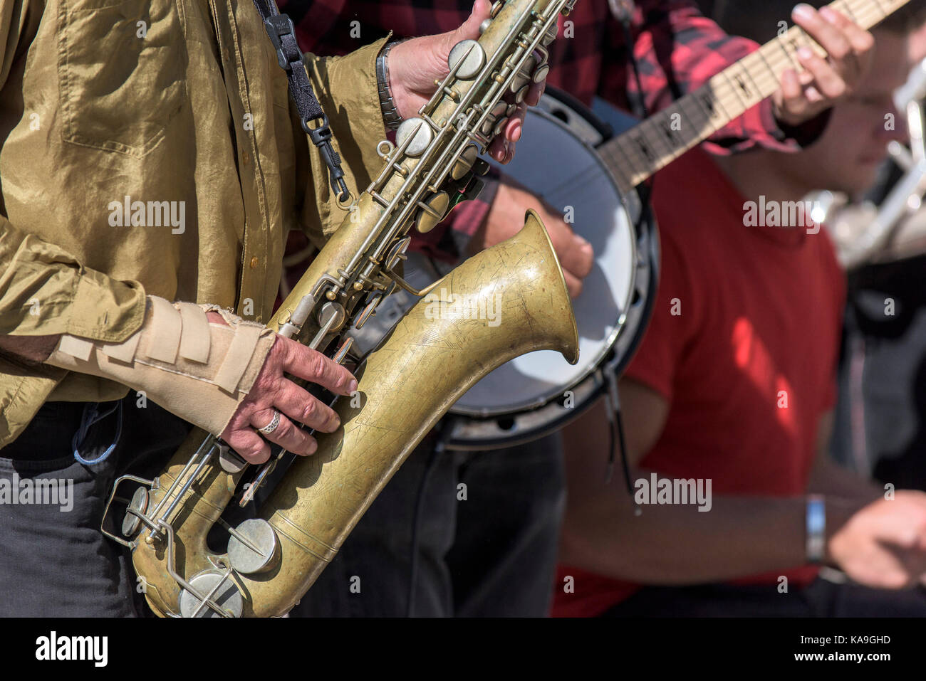 Artistas Callejeros - un saxofonista los artistas callejeros o buskers swervy mundo jugando en el centro de St Ives en Cornualles. Foto de stock