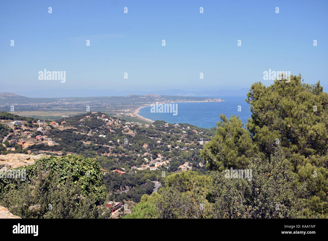 Cataluña, España sep 2017. vista desde el Castell de Begur, costa brava. Mirando hacia el norte en dirección a l'Estartit Foto de stock