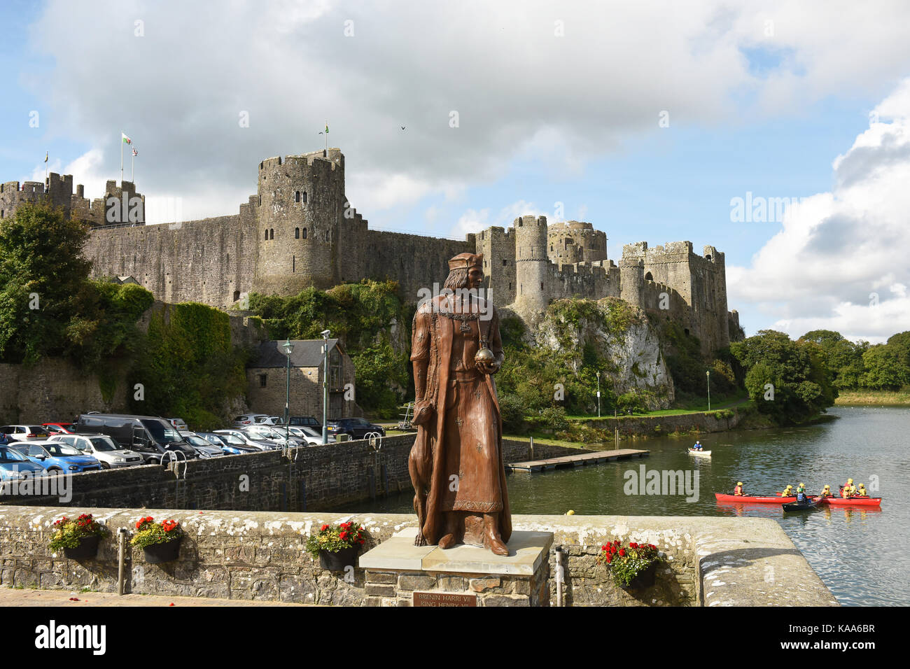 Estatua de Enrique VII en Pembroke Castle, Pembrokeshire (Gales) Foto de stock